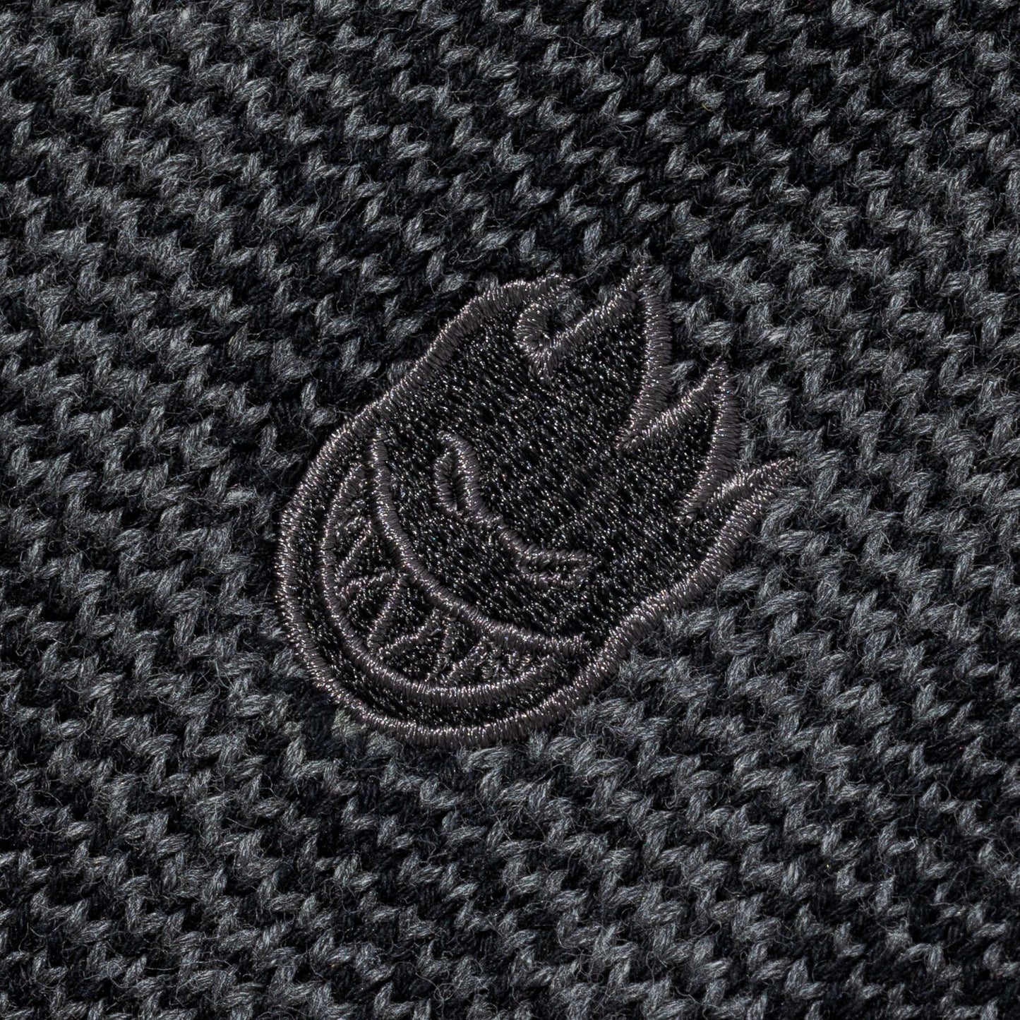 Classic Swirl Bighead Fill Emb. Knit Sweater (Black / Grey)