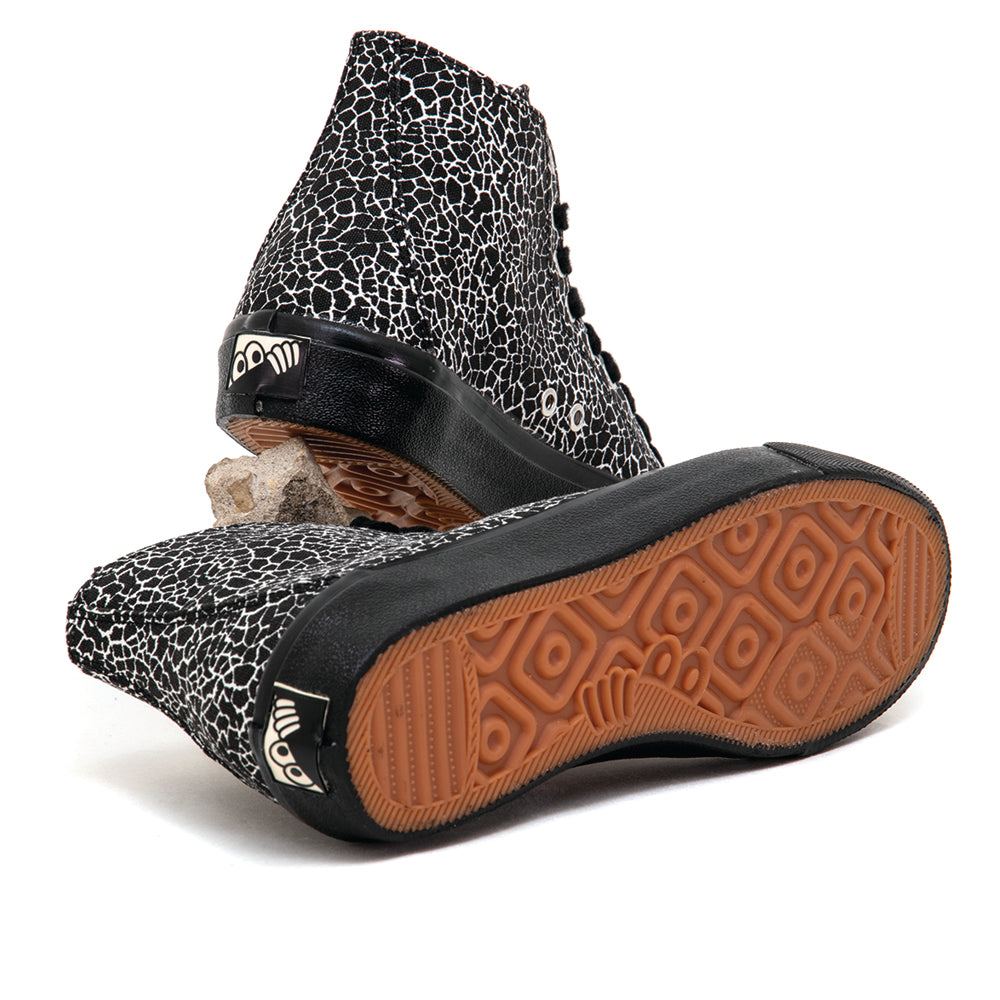 VM003 - Canvas Hi (Cracked Black / White)